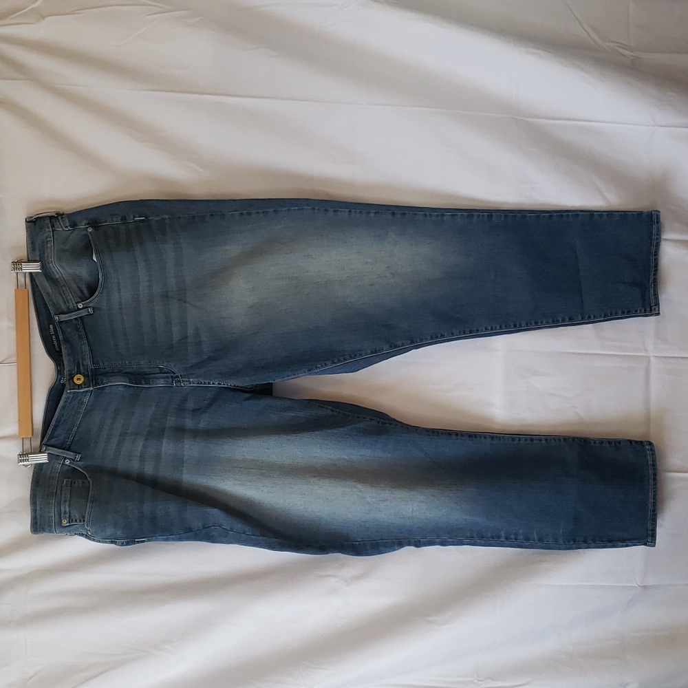 NWOT Signature by Levi Strauss Modern slim medium washed denim Size 24 M 37x32